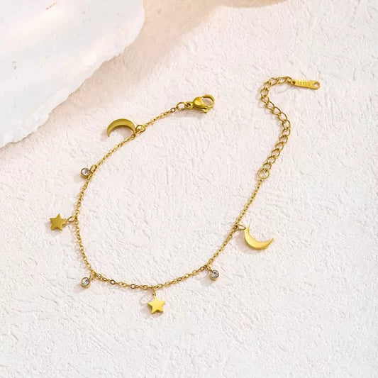 Tara Bracelet Golden close-up — waterproof hypoallergenic gold bracelet | Glitze Accessories