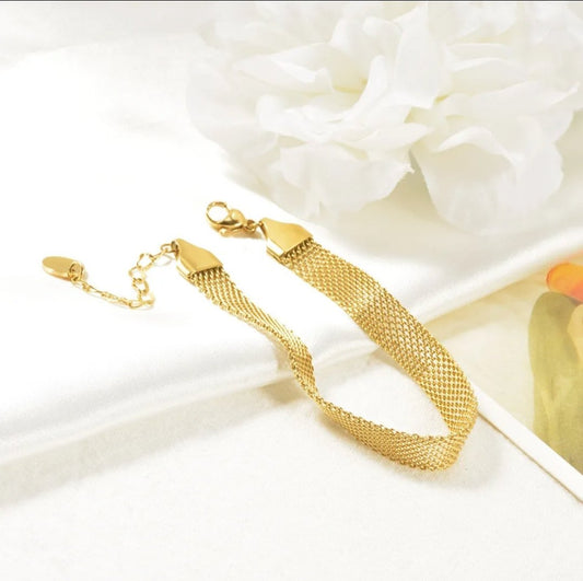 Scarlet Bracelet close-up — waterproof hypoallergenic gold bracelet | Glitze Accessories