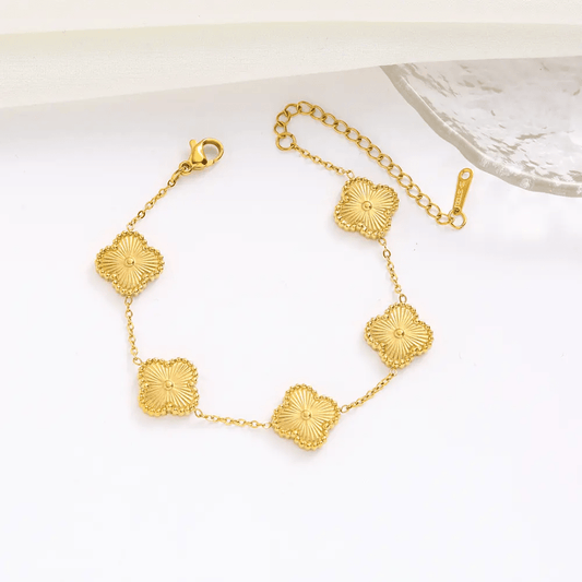Clover Bracelet Golden close-up — waterproof hypoallergenic lucky clover gold bracelet | Glitze Accessories