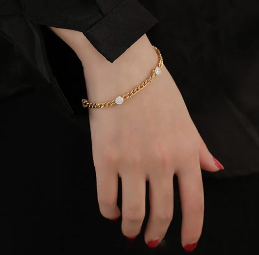 Obsidian Bracelet close-up — waterproof hypoallergenic gold bracelet | Glitze Accessories