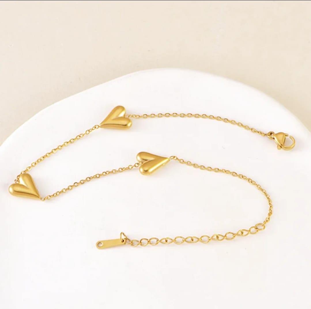 Rosette Heart Bracelet close-up — waterproof hypoallergenic gold bracelet | Glitze Accessories