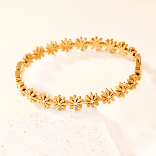 Flovera Bangle close-up – delicate daisy chain bangle by Glitze Accessories