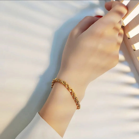 Rope Chain Bracelet close-up — waterproof hypoallergenic gold bracelet | Glitze Accessories
