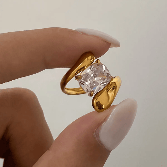 Deora Ring close-up — waterproof hypoallergenic gold ring | Glitze Accessories