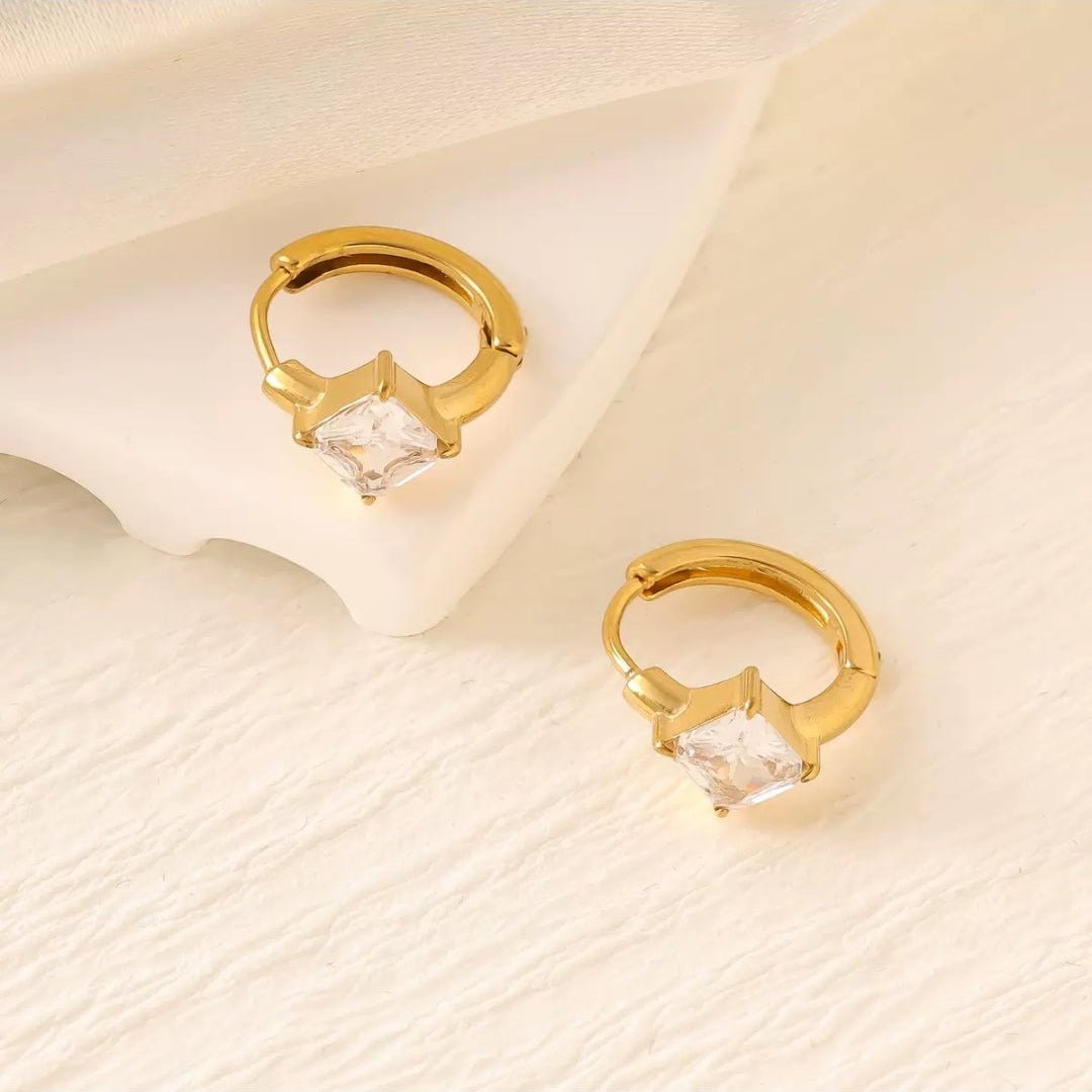 Glitze Accessories Vektor jewelry piece with intricate design and shiny finish, displayed on a neutral background.
