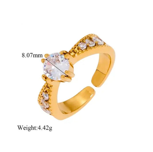 Utopia Ring close-up — waterproof hypoallergenic gold ring | Glitze Accessories
