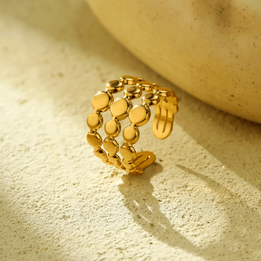 Bellure Ring close-up — waterproof hypoallergenic gold ring | Glitze Accessories
