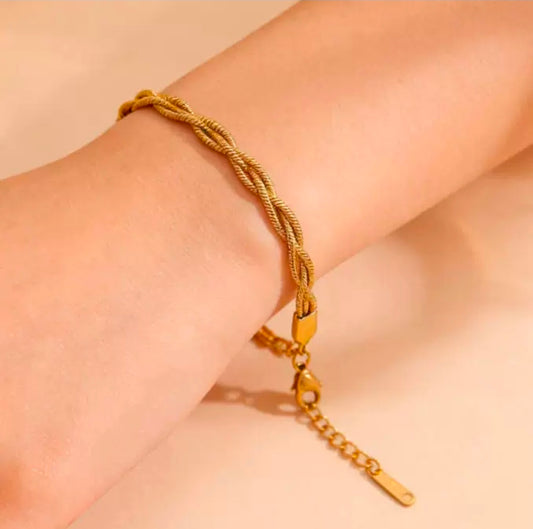 Vanya Bracelet close-up — waterproof hypoallergenic gold bracelet | Glitze Accessories