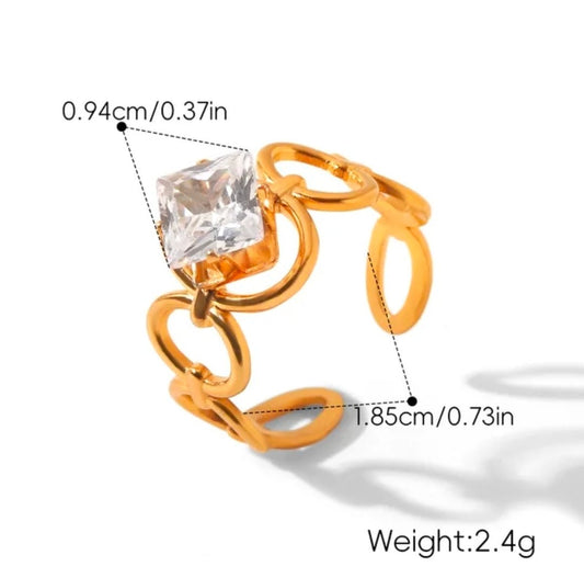 Cleo Ring close-up — waterproof hypoallergenic gold ring | Glitze Accessories