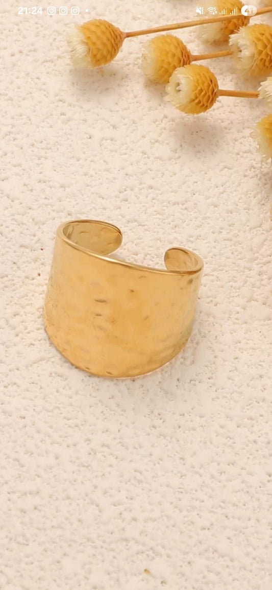 Gusp Ring close-up — waterproof hypoallergenic gold ring | Glitze Accessories
