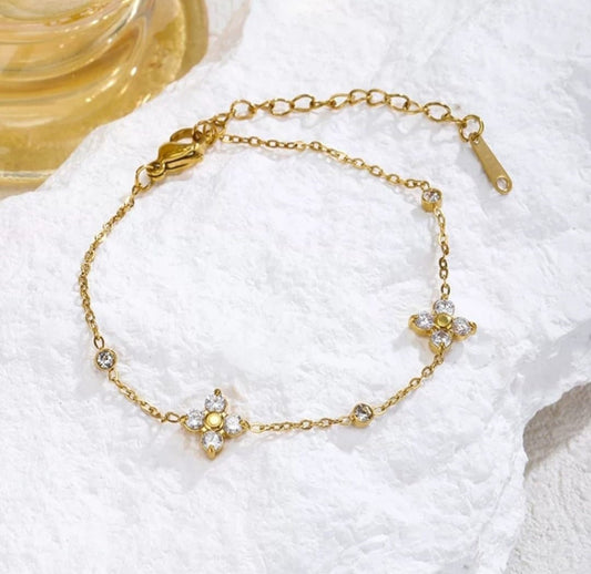 Norrie Bracelet close-up — waterproof hypoallergenic gold bracelet | Glitze Accessories